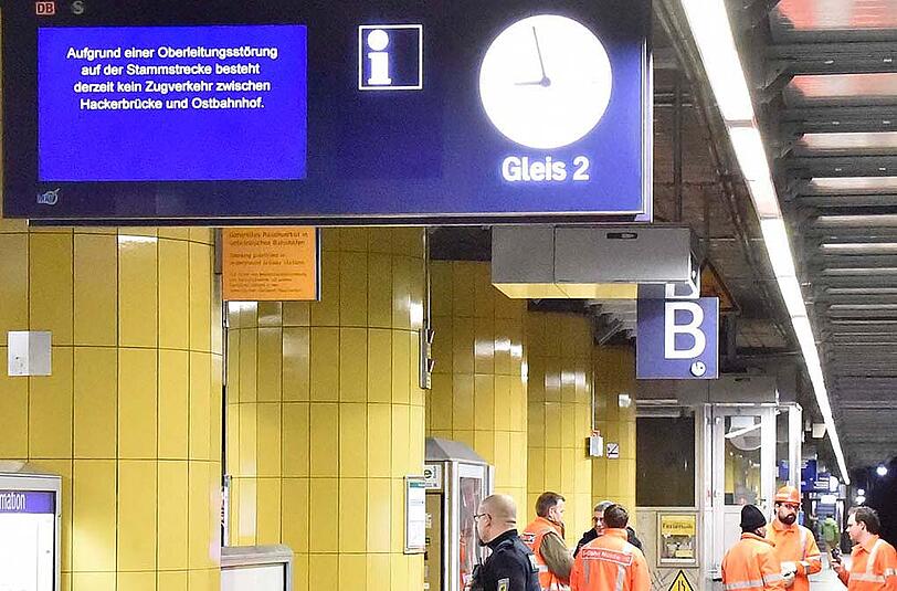 Bilder vom S-Bahnhof am Rosenheimer Platz. Hier kam es am Montagmorgen zu einem technischen Defekt an der Oberleitung. Die Folge war eine Sperrung der Stammstrecke. Der Bahnhof wurde von der Polizei abgesperrt. Nach einiger Zeit durften Fahrgäste, die stadtauswärts fahren wollten, die Absperrung passieren.