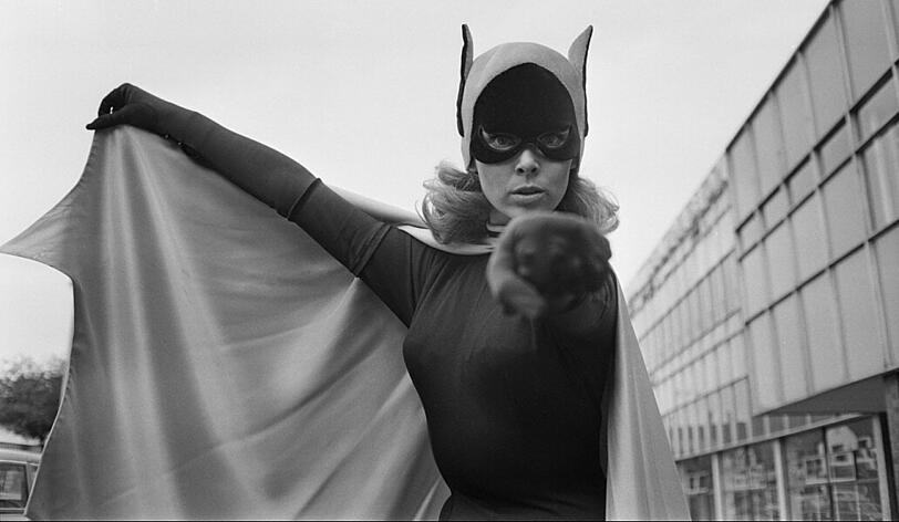 Batgirl ist fester Bestandteil des DC-Comic-Universums. In der "Batman"-Serie aus den 60-ern spielte Yvonne Craig die Heldin.