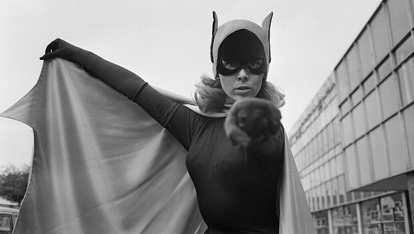 Batgirl ist fester Bestandteil des DC-Comic-Universums. In der "Batman"-Serie aus den 60-ern spielte Yvonne Craig die Heldin.