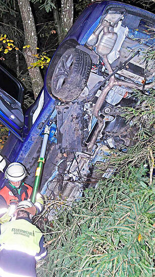 Der hochmotorisierte Audi landete fast senkrecht an einem Baum. Die beiden 18-Jährigen Insassen blieben unverletzt.
