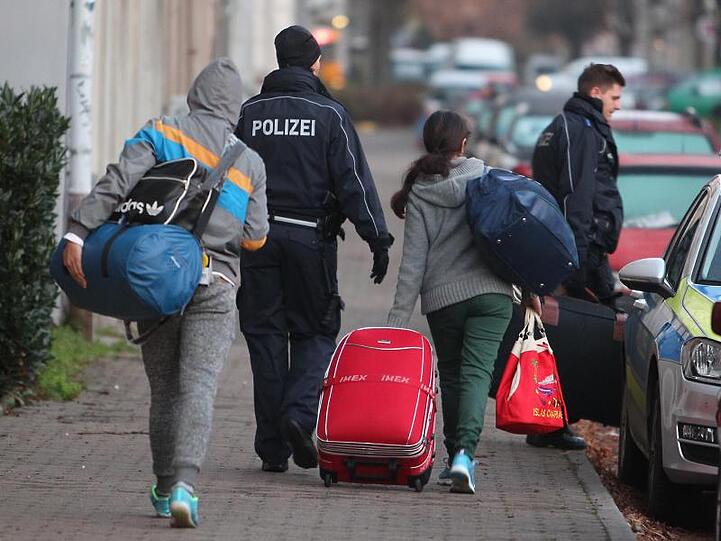 Abgelehnte Asylbewerber werden für den Transport zum Leipziger Flughafen abgeholt.