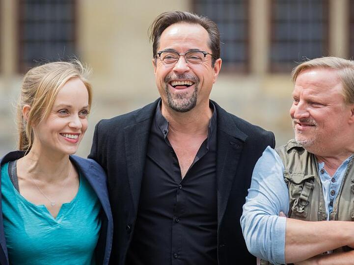Friederike Kempter mit ihren Kollegen Jan Josef Liefers (M) und Axel Prahl am Set.