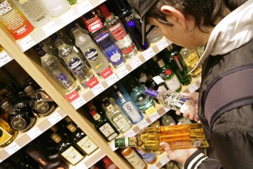Der Griff eines Jugendlichen zur Schnapsflasche: Nicht nur in Tankstellen ein alltägliches Bild.