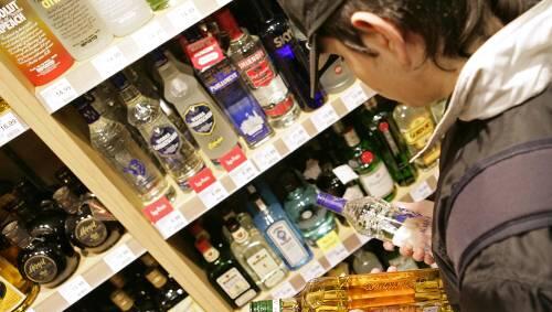 Der Griff eines Jugendlichen zur Schnapsflasche: Nicht nur in Tankstellen ein alltägliches Bild. Der Griff eines Jugendlichen zur Schnapsflasche: Nicht nur in Tankstellen ein alltägliches Bild.