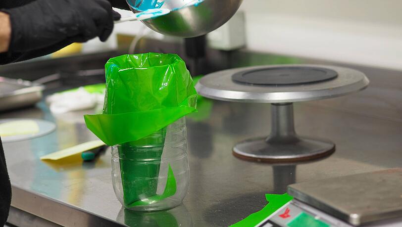 Der über die Plastikflasche gestülpten Spritzbeutel lässt sich nun ganz einfach füllen. Der über die Plastikflasche gestülpten Spritzbeutel lässt sich nun ganz einfach füllen.