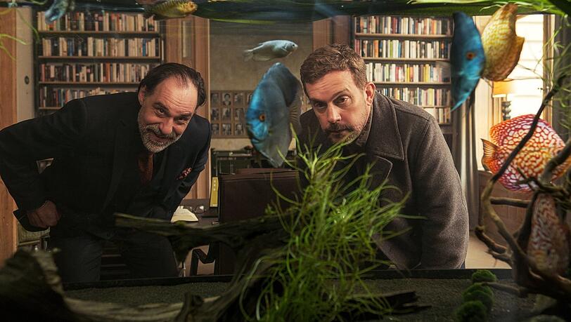 Im B&uuml;ro bei seinem Agenten(li.:Thomas Loibl): Hannes (Sebastian Bezzel) muss sich mit einigen Ver&auml;nderungen anfreunden.