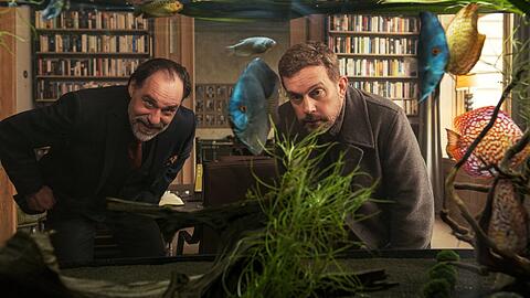 Im B&uuml;ro bei seinem Agenten(li.:Thomas Loibl): Hannes (Sebastian Bezzel) muss sich mit einigen Ver&auml;nderungen anfreunden.