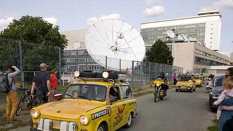 Der Filmemacher Dan Priban f&auml;hrt mit seinem Trabi am Prager Sendezentrum des &ouml;ffentlich-rechtlichen Tschechischen Fernsehens (CT) vorbei. (Archivbild)