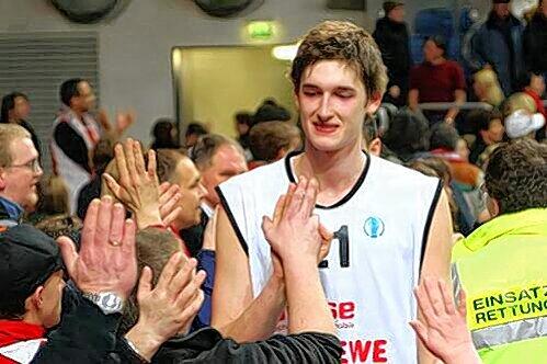 Gala vom Küken: Der 20-jährige Tibor Pleiß wird von den Bamberger Fans gefeiert - und von NBA-Spionen beobachtet.