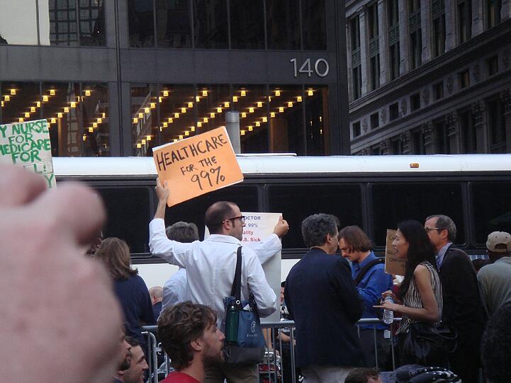 Eine Krankenversicherung ist in den USA nicht verpflichtend. Viele verschulden sich mit Arztrechnungen. "Medizinische Versorgung für die 99 Prozent" fordert dieser Demonstrant mit Verweis auf das eine Prozent der superreichen US-Amerikaner.