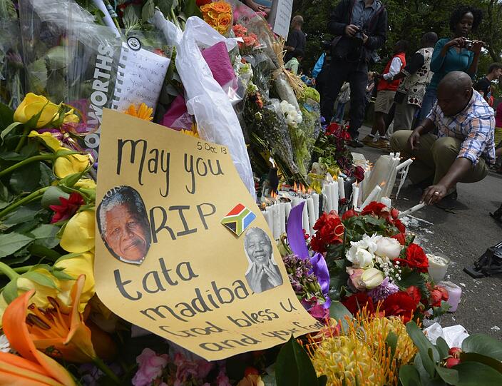 Südafrika verabschiedet sich von Nelson Mandela. Um 14 Uhr MEZ beginnt die gigantische Trauerfeier, die auf 90 Leinwände im Land übertragen wird. So langsam füllen sich die Plätze im Land. Hier die Bilder...