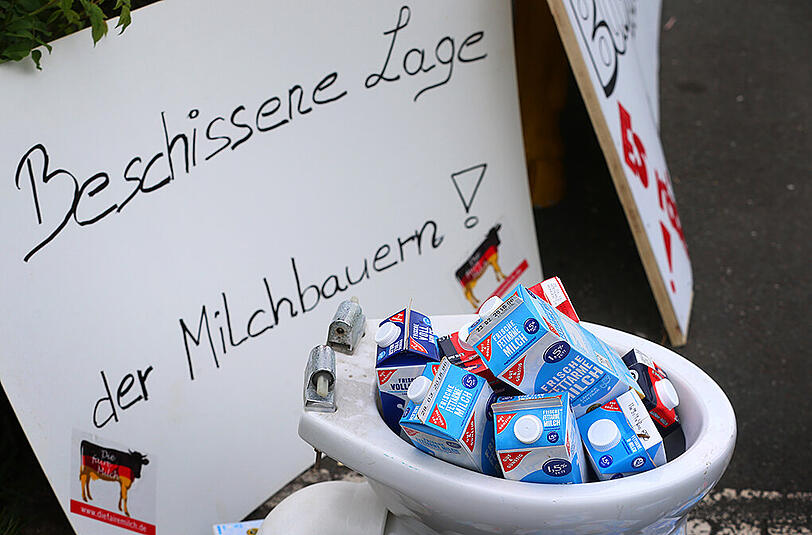 Die Bauern protestieren gegen den immer weiter sinkenden Milchpreis. Teilweise bekommen die Erzeuger weniger als 20 Cent pro Liter.