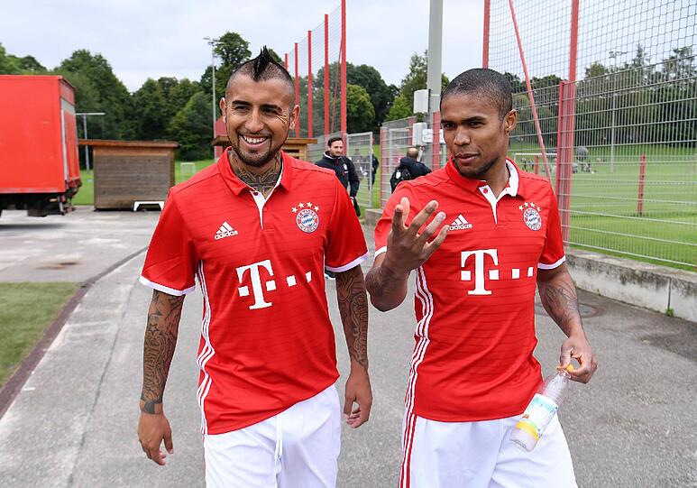 Gute Laune auch bei Vidal und Costa.