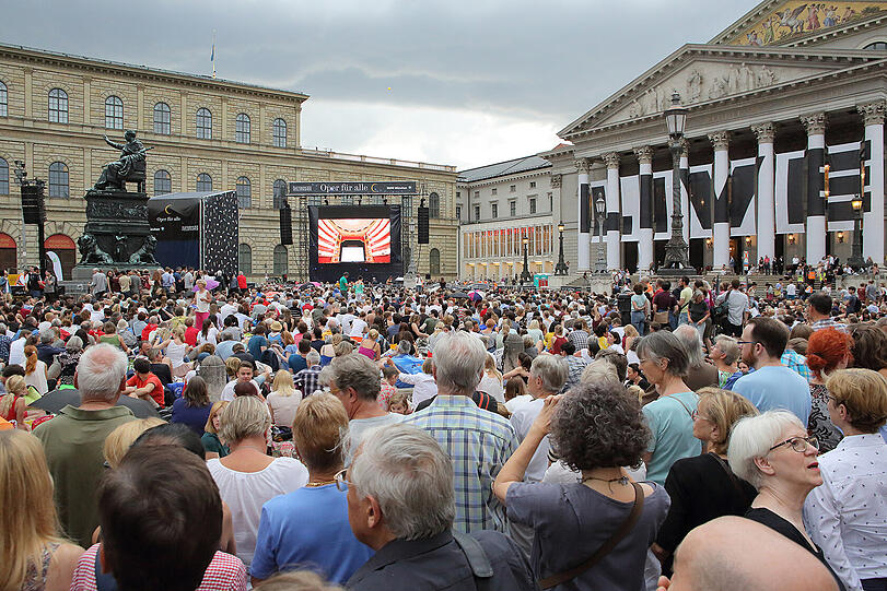 Opernfestspiele als Volksfest: Die Übertragung von "Tannhäuser" auf den Max-Joseph-Platz.