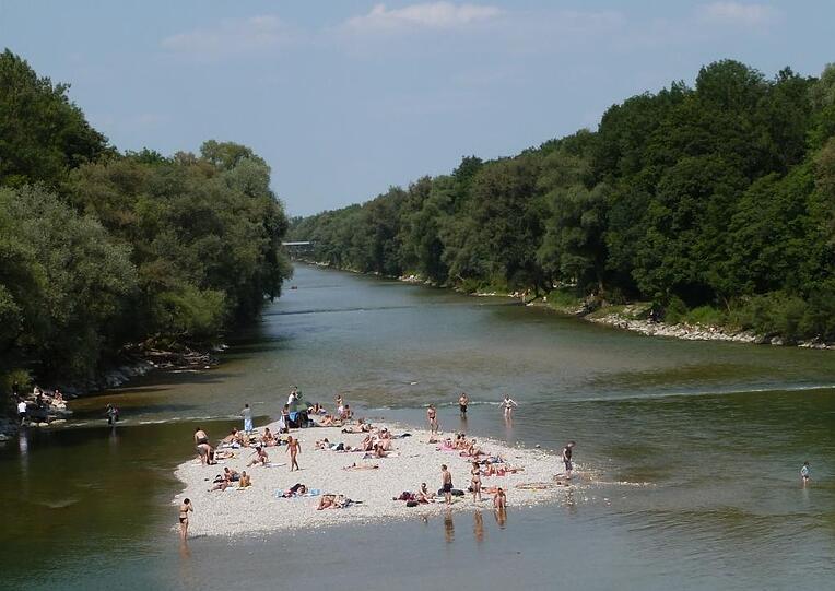 Das Wasserwirtschaftsamt warnt vor Gefahren am Stauwehr Oberföhring und am Fischpass, der als Liegefläche und sogar als Kneipp-Becken genutzt wird.