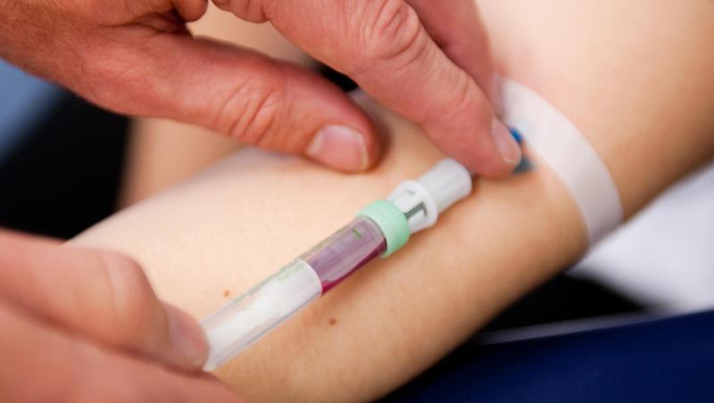 Eine Frau bekommt in einer Universitätsklinik Blut abgenommen. Eine Frau bekommt in einer Universitätsklinik Blut abgenommen.