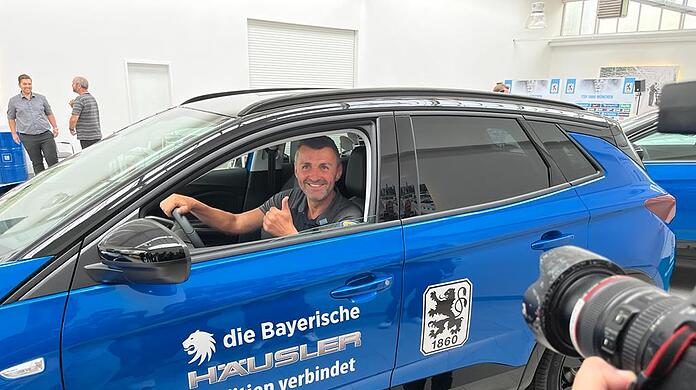 Freut sich über seinen neuen Dienstwagen: Michael Köllner, Trainer des TSV 1860.