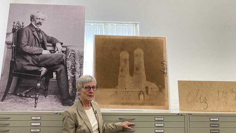Eine Aufnahme der Münchner Frauenkirche ist das wohl älteste Foto, das je in Deutschland gemacht wurde. Das Original stammt von Franz von Kobell (o. l.). Forscherin Cornelia Kemp hat's entdeckt. Sie steht vor einer vergrößerten Version des Originals aus dem Jahr 1837. Rechts : das Datum auf der Rückseite des Bildes. Eine Aufnahme der Münchner Frauenkirche ist das wohl älteste Foto, das je in Deutschland gemacht wurde. Das Original stammt von Franz von Kobell (o. l.). Forscherin Cornelia Kemp hat's entdeckt. Sie steht vor einer vergrößerten Version des Originals aus dem Jahr 1837. Rechts : das Datum auf der Rückseite des Bildes.