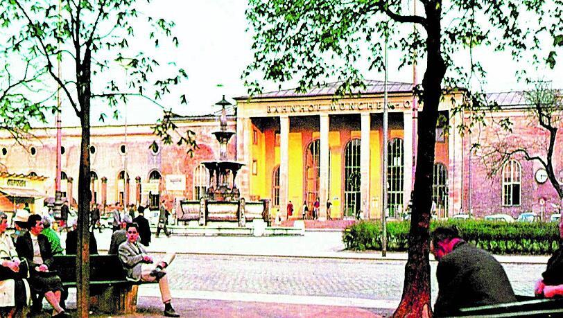 Hübscher als heute: Der alte Ostbahnhof mit dem Glaspalastbrunnen, der heute am Weißenburger Platz steht.