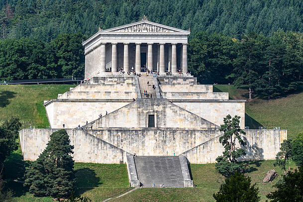 Weit über Bayern hinaus berühmt: die Walhalla bei Regensburg. Ludwig I. ließ sie in Auftrag geben, Leo von Klenze entwarf sie. Zwischen 1830 und 1842 wurde das Bauwerk errichtet. Weit über Bayern hinaus berühmt: die Walhalla bei Regensburg. Ludwig I. ließ sie in Auftrag geben, Leo von Klenze entwarf sie. Zwischen 1830 und 1842 wurde das Bauwerk errichtet.