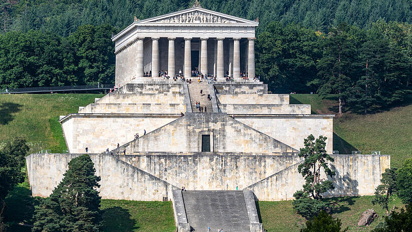 Weit über Bayern hinaus berühmt: die Walhalla bei Regensburg. Ludwig I. ließ sie in Auftrag geben, Leo von Klenze entwarf sie. Zwischen 1830 und 1842 wurde das Bauwerk errichtet. Weit über Bayern hinaus berühmt: die Walhalla bei Regensburg. Ludwig I. ließ sie in Auftrag geben, Leo von Klenze entwarf sie. Zwischen 1830 und 1842 wurde das Bauwerk errichtet.