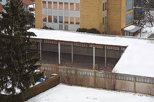 Unter den Trümmern des Daches fanden die Helfer Gottseidank keine Opfer.