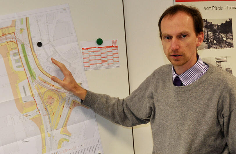 Florian Gräf, der Leiter des neuen Projektes, zeigt mit dem Entwurf, welche Ausmaße der Monster-Bau haben wird.