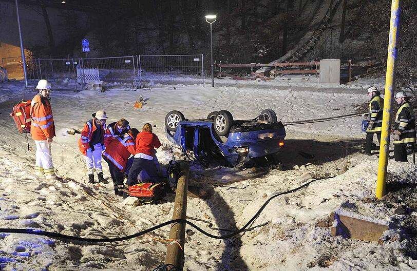 Größere Verkehrsbehinderung im morgendlichen Berufsverkehr verursacht ein Verkehrsunfall im Baustellenbereich. Ein 21-jähriger Autofahrer touchiert eine Leitplanke und schleudert gegen einen Lichtmast. Das Auto hebt ab und landet ca. 20 Meter weiter in einer Grünfläche auf dem Dach. Ersthelfer befreien den Fahrer. Mit mittelschweren Verletzungen wird er in eine Klinik gebracht.