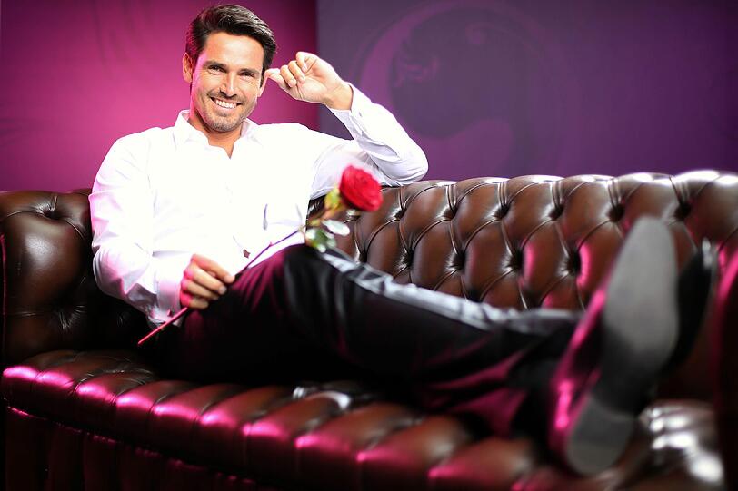 Das ist der neue Bachelor für die Staffel 2013: "Jan" darf sich seine Traumfrau aus 20 Bewerberinnen aussuchen. Alle Infos zu 'Der Bachelor' im Special bei RTL.de: http://www.rtl.de/cms/sendungen/show/der-bachelor.html