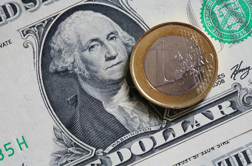 Der Dollar und der Euro - die zwei wichtigsten Währungen der Welt. Ihre beiden Wirtschaftsräume würden zusammen die größte Freihandelszone der Erde bilden.