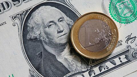 Der Dollar und der Euro - die zwei wichtigsten Währungen der Welt. Ihre beiden Wirtschaftsräume würden zusammen die größte Freihandelszone der Erde bilden.