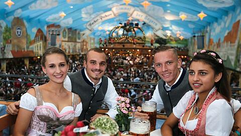 Abstecher vom frustrierenden Zweitliga-Alltag zur Wiesn: Die Löwen-Profis in bester Laune...