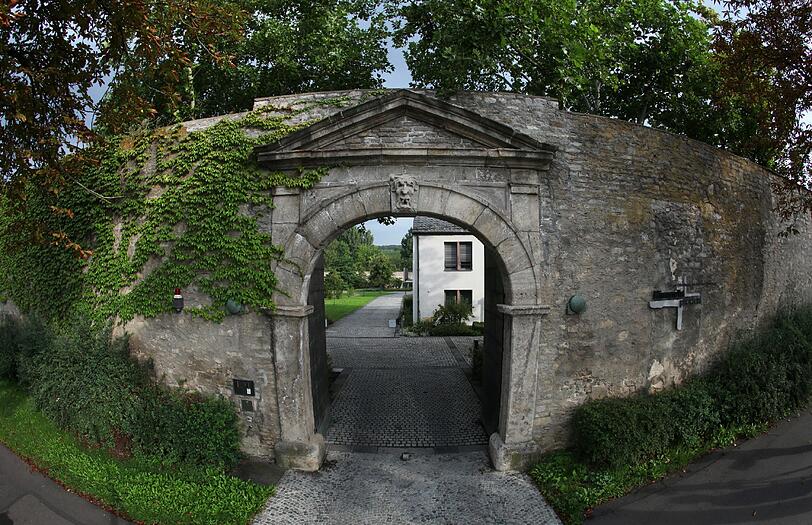 Das Eingangsportal von &bdquo;Himmelspforten&ldquo;, dem Exerzitienhaus der Diözese Würzburg, das für das Missbrauchsopfer Alexandra Wolf zur Hölle wurde. Hinter diesen Mauern hat sie Schreckliches erlebt und leidet bis heute an den Folgen.