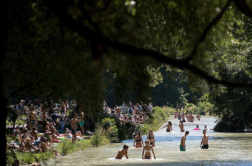 Die Münchner genießen einen Sommer-Tag im Englischen Garten. (Archivbild)