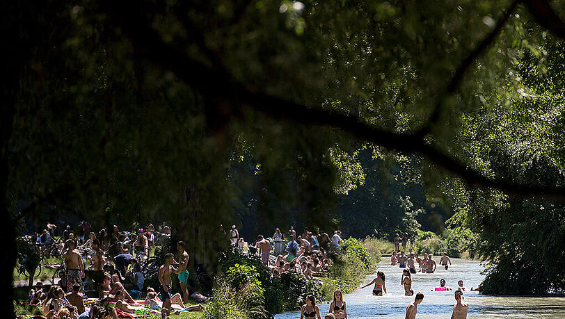 Die Münchner genießen einen Sommer-Tag im Englischen Garten. (Archivbild)