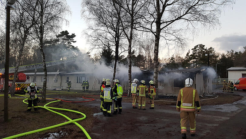 Feuerwehrkräfte löschen den Brand in einer Flüchtlingsunterkunft in Hövelhof bei Paderborn. Feuerwehrkräfte löschen den Brand in einer Flüchtlingsunterkunft in Hövelhof bei Paderborn.