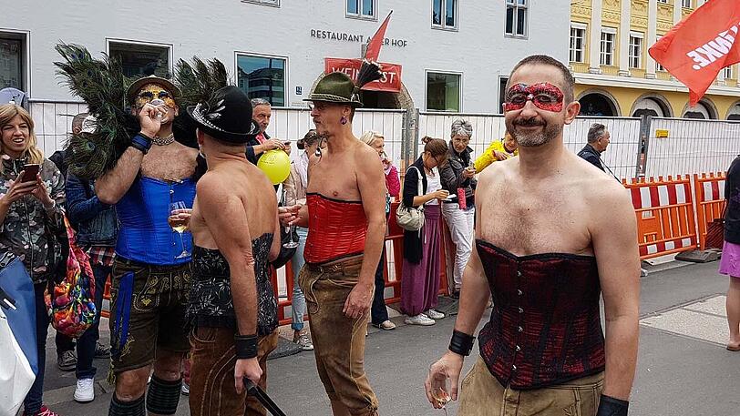 Teilnehmer der traditionellen Parade anlässlich des Christopher Street Day
