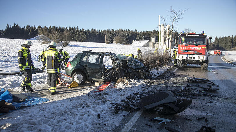 Beide Autos sind vollkommen zerstört, die Fahrer erlitten schwerste Verletzungen. Die Bilder vom Unfallort in Nußdorf.