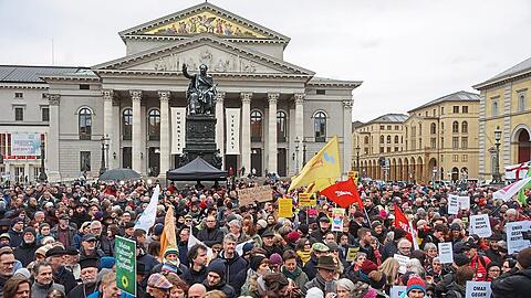 Der Platz vor der Oper ist voll: Kundgebung für Vielfalt und gegen Hetze am Freitagnachmittag.