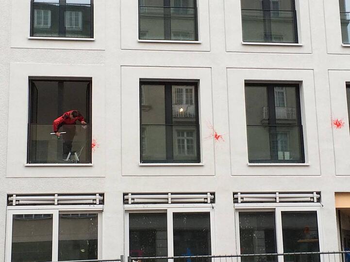 Am Dienstagmorgen werden die letzen Überreste der Farbattacke auf die Glockenbachsuiten beseitigt.