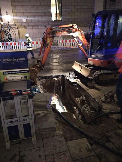Ein Wasserrohrbruch hat die Maximilianstraße überflutet. Die Bilder.