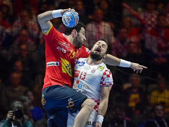 Der Spanier Iosu Goni Leoz (l) kollidiert beim Sprungwurf mit dem Kroaten Zlatko Horvat.