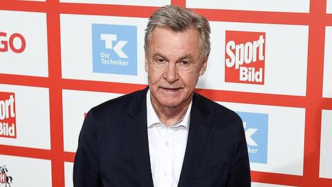 Ottmar Hitzfeld steht bei der Veranstaltung "Sport Bild"-Awards 2017 auf dem roten Teppich. Foto: Axel Heimken/Archiv