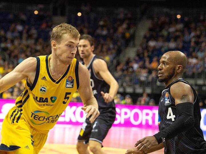 Niels Giffey (l) erzielte starke 25 Punkte gegen Würzburg.