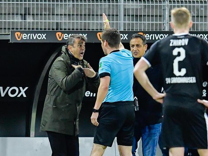 Schiedsrichter Frank Willenborg verweist Fürths Trainer Damir Buric (l) auf die Tribüne. Foto: Uwe Anspach