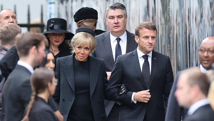 Der französische Staatspräsident Emmanuel Macron und seine Frau Brigitte halten sich an den Dresscode beim Staatsbegräbnis für die Queen.