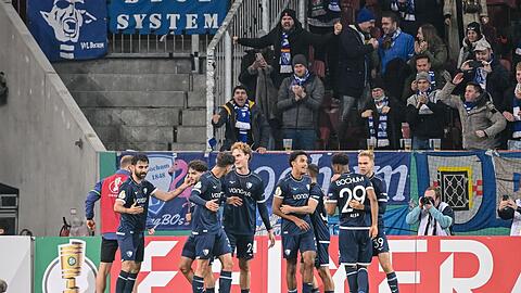 Gerrit Holtmann (l) jubelt mit den Teamkollegen nach seinem Tor.