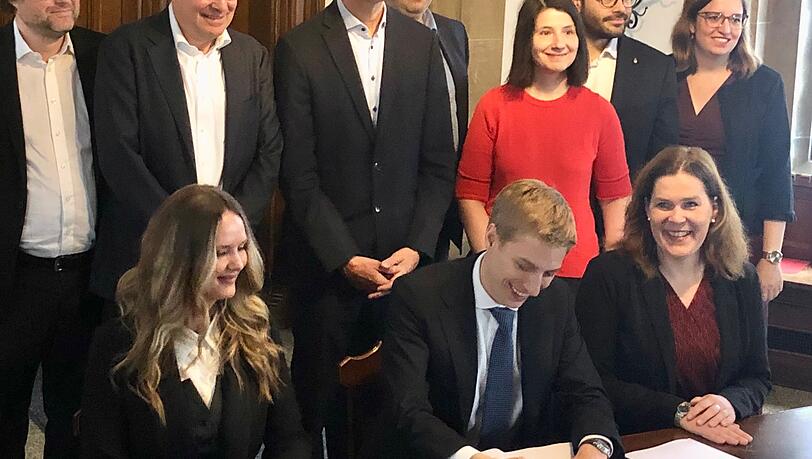 Gruppenbild mit dem neuen Oberb&uuml;rgermeister Dominik Krause (vorne Mitte): Die Mango-Koalition bei der Unterzeichnung des Vertrages.