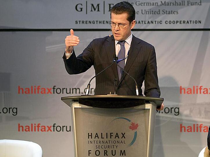 Bundesverteidigungsminister zu Guttenberg hält in Halifax (Kanada) einen Vortrag vor dem International Security Forum.