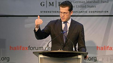 Bundesverteidigungsminister zu Guttenberg hält in Halifax (Kanada) einen Vortrag vor dem International Security Forum.